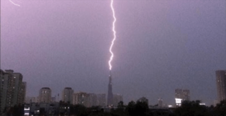 Ấn tượng: Sét đánh trực diện vào tòa nhà Landmark 81, xé toạc bầu trời Sài Gòn chiều qua