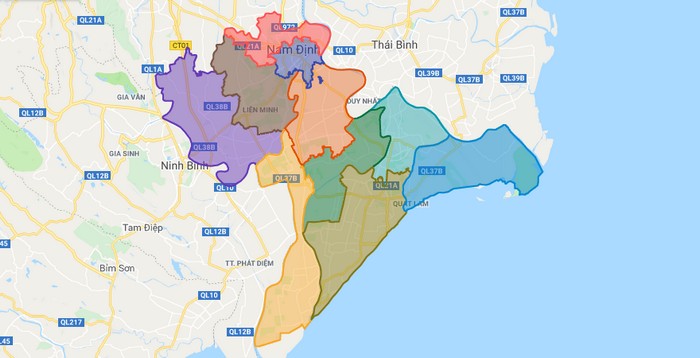 Bản đồ hành chính tỉnh Nam Định 2024:
Bản đồ hành chính tỉnh Nam Định 2024 là tài liệu quan trọng cho các nhà quản lý và người dân trong việc phát triển kinh tế, xây dựng đô thị và nông thôn, hỗ trợ việc quản lý tài nguyên. Đặc biệt, các dự án hệ thống giao thông bao gồm cả đường bộ và đường sắt dọc theo tỉnh cũng được đánh dấu trên bản đồ này.