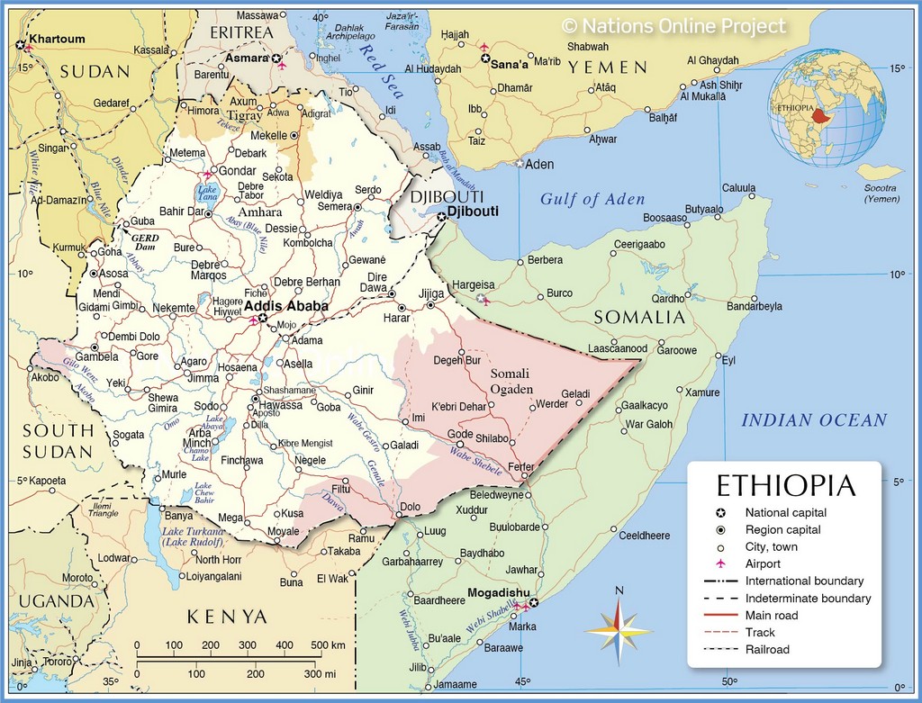 Bản đồ hành chính của Ethiopia với các đường biên giới quốc tế, thủ đô quốc gia Addis Ababa, các thủ phủ của vùng, các thành phố lớn, đường chính, đường sắt và các sân bay lớn